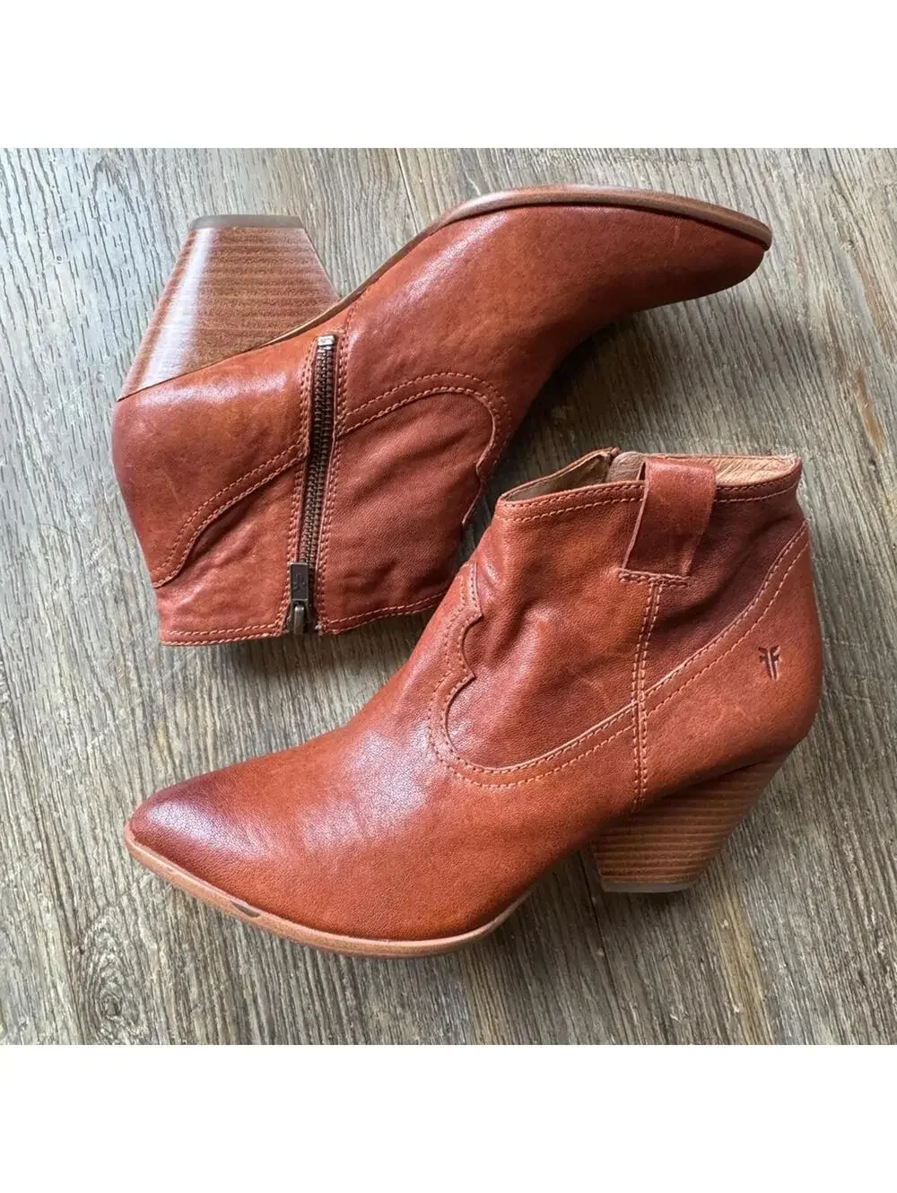 Frye reina western